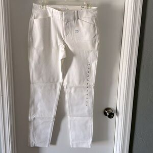 White dress pants, never worn. Old navy, size 6.